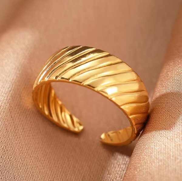 Golden wave ring - Image 2